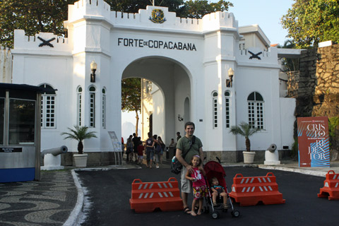 Gabe, Julia e Eric entrando no Forte de Copacabana