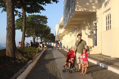 Andando pela ruazinha que percorre a extensão do Forte de Copacabana