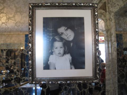 Uma foto de Priscilla com Lisa Marie Presley na sala de jantar