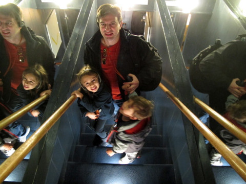 Gabe e as crianças descendo as escadas para o porão