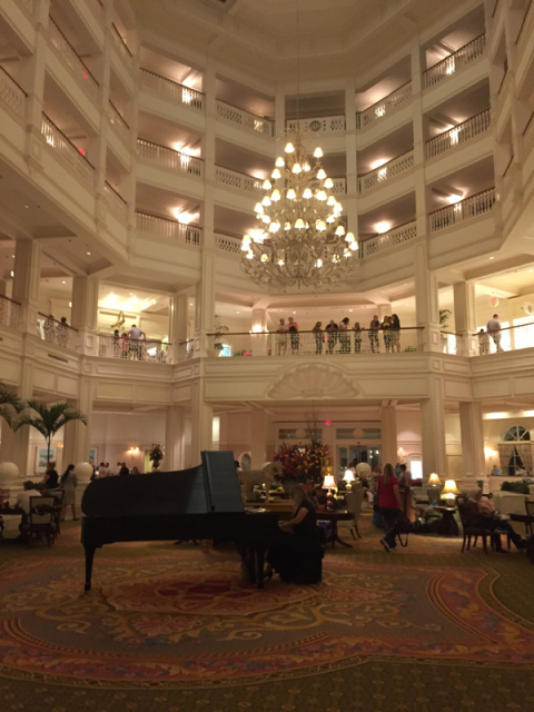 Chegando ao hotel Grand Floridian, onde fica o 1900 Park Fare, o lobby é lindo