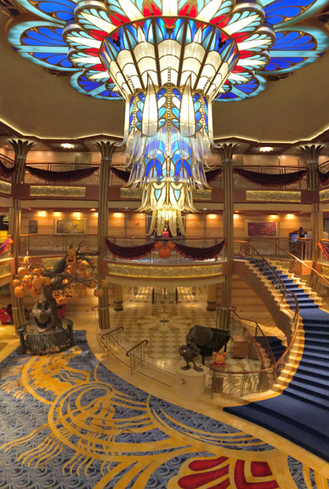 O espetacular lobby do Disney Dream no Halloween