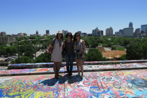 Eu, Renata e a minha amiga Bianca no topo da Hope Gallery com a vista de downtown Austin ao fundo
