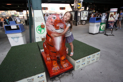 Julia abraçando o tigre mascote 