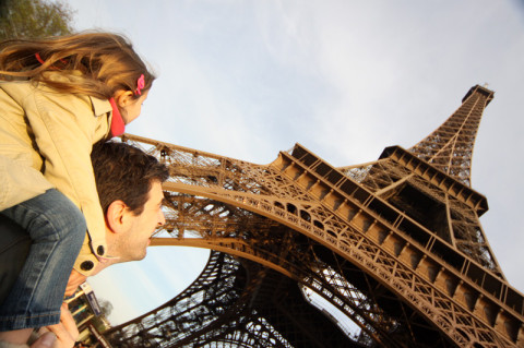 Julia e Gabe chegando perto da Torre Eiffel pela primeira vez