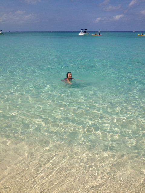 Julia na 7 mile beach em Grand Cayman: água perfeita!