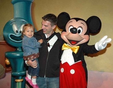 Julia e o Mickey na Disneyland, Califórnia, 2009