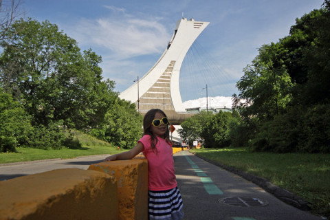 Julia fazendo pose com a Torre de Montréal