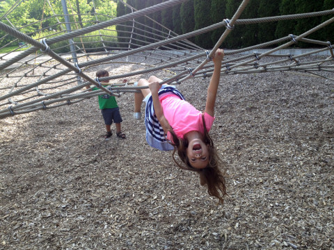Julia fazendo graça no playground