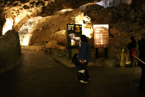 Julia e a minha mãe dentro da caverna, no início da trilha