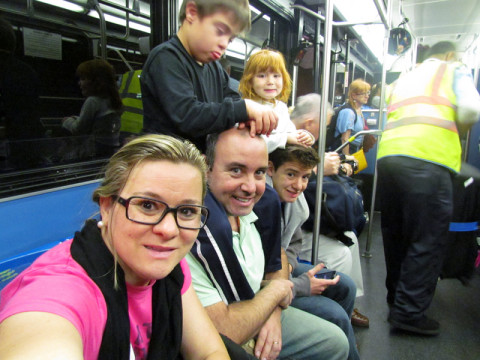 Kellen e família no ônibus da locadora de carro