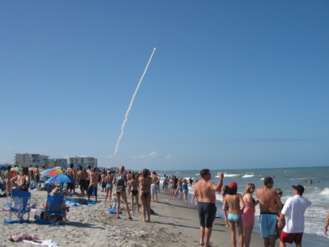 Lançamento de um foguete visto da praia