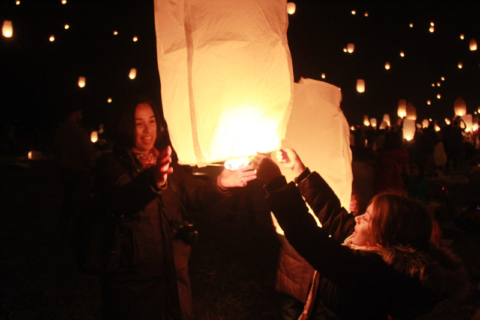 Eu e a Julia soltando a nossa lanterna no Festival das Luzes nos EUA.  Foto:  Claudia Beatriz