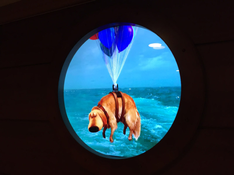 Dug, do filme Up, sendo levantado por balões no Magical Porthole