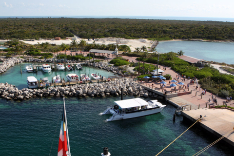 A marina de onde saem os barcos de passeios que você pode comprar pelo site ou no balcão do Port Adventures no navio