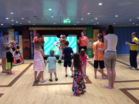 Mickey dançando com as crianças (e adultos) durante um Open House no Oceaneer's  Club