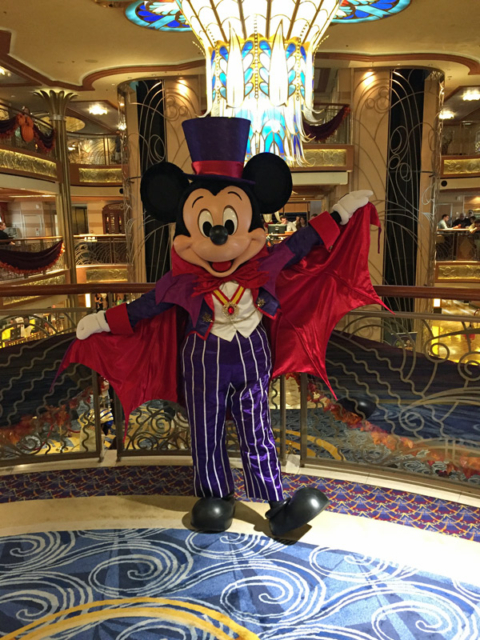 O Mickey Vampiro no Halloween do cruzeiro