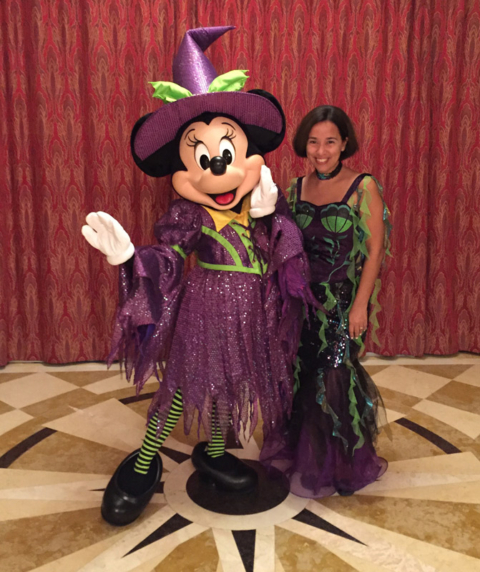 Eu e a Minnie bruxinha no Halloween do Disney Dream
