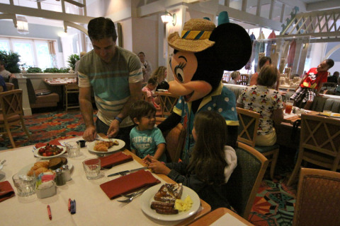 A Minnie chegando na nossa mesa