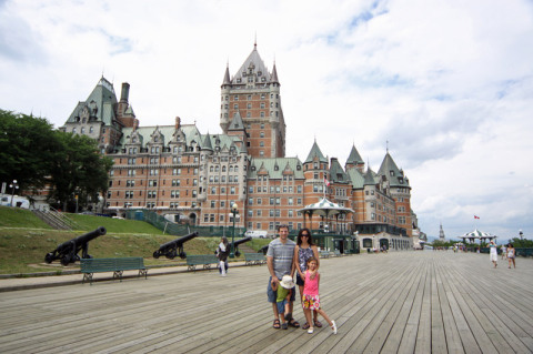 Foto de família em frente ao Chatêau Frontenac, símbolo de Québec City
