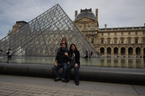 Nós no Louvre, eu estava grávida do Eric e nessa época nem sabia que tinha a opção de transfer com motoristas brasileiros em Paris