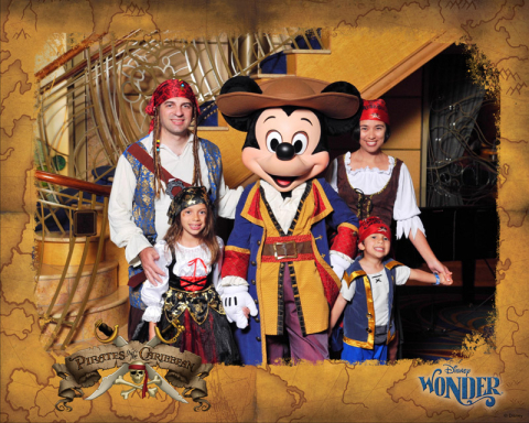 Nossa foto fantasiados de Pirata com o Mickey