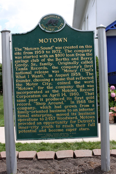 Placa contando um pouco da história da gravadora Motown no jardim da casa