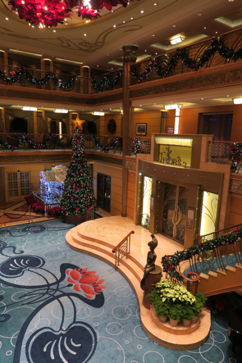 Lobby do Disney Wonder reimaginado com a decoração de Natal