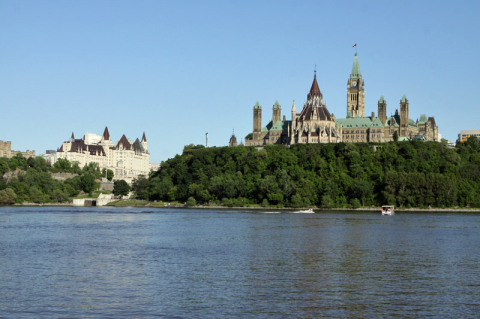 Dia perfeito em Ottawa, o Parlamento a direita e o Chatêau Laurier a esquerda