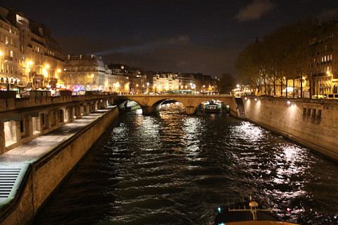 Paris iluminada e o Rio Sena, no primeiro dia