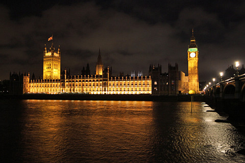 O Parlamento e o Big Ben iluminados em Londres