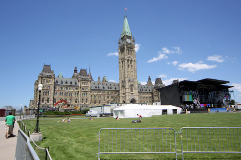 O gramado do Parlamento estava sendo preparado para a festa de Canada Day