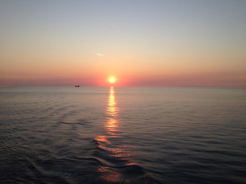 Pôr-do-sol em um mar tranquilo em algum lugar no Caribe