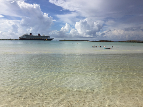 Praia exclusiva das Cabanas em Castaway Cay com o navio lá atrás