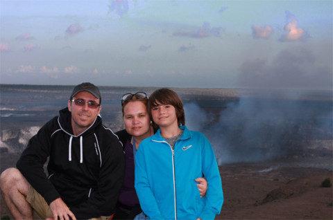 Priscila e família na Big Island com o vulcão ao fundo