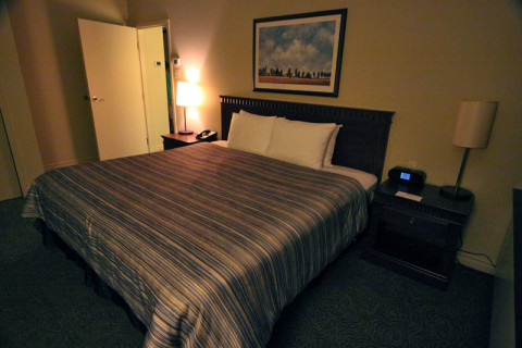 O quarto principal da Family Suite com uma cama king size