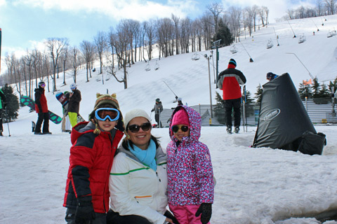 Renata e os filhos numa estação de esqui perto de Pittsburgh