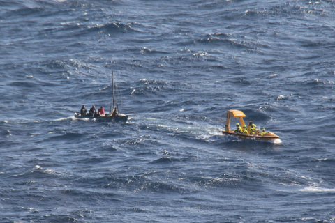 O resgate acontecendo: o mar estava razoavelmente tranquilo pro navio, até a gente ver as ondas quase virando os barquinhos