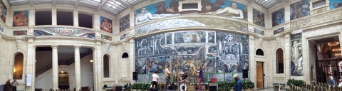 Panorama da Rivera Court, mostrando o fresco de Diego Rivera