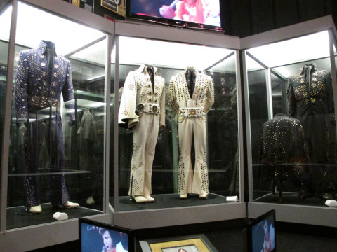Roupas de Elvis em exposição na quadra
