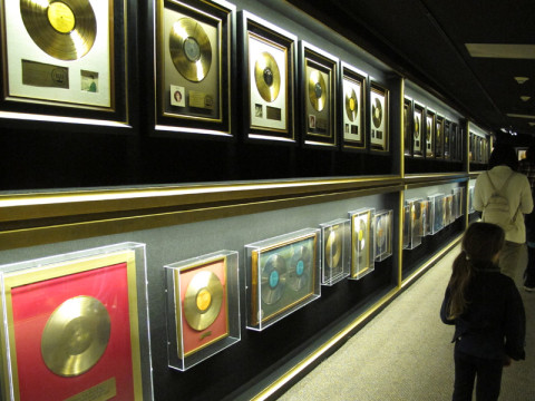 Um corredor com centenas de discos de ouro que Elvis ganhou na sua carreira