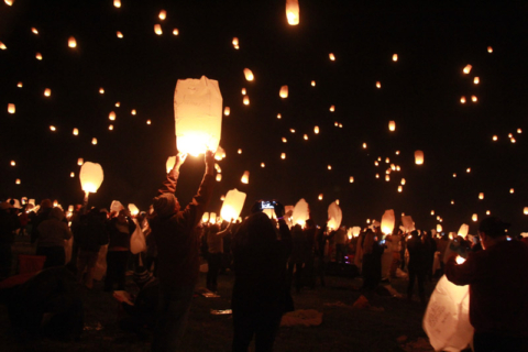 Soltando as lanternas, todo mundo (quase) junto. Foto:  Claudia Beatriz