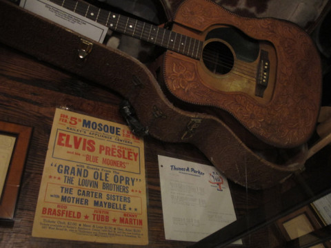 O violão de Elvis e o cartaz anunciado a sua presença no Grand Ole Opry