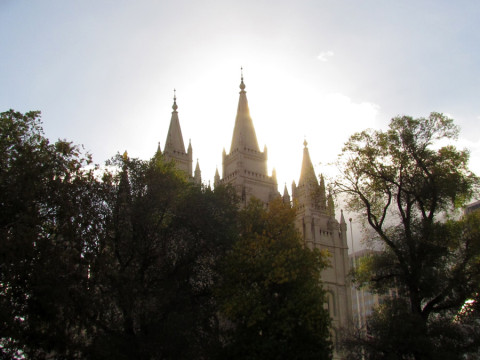 O sol atrás do Templo em Salt Lake City