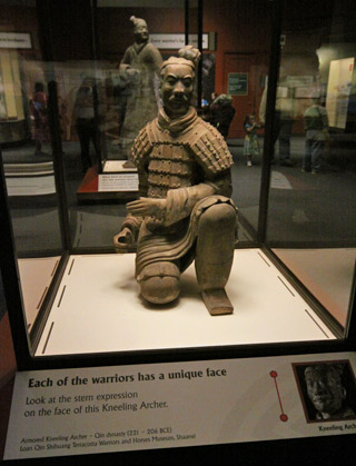 Um arqueiro ajoelhado original, trazido da China para a exposição
