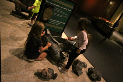 Julia montando o soldado com as meninas que conheceu no museu