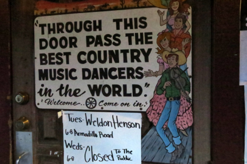 Por essa porta passam os melhores dançarinos de música country do mundo!