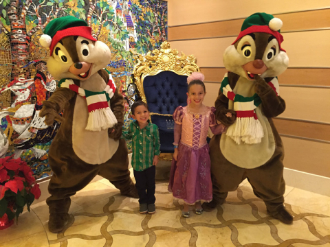 Tico e Teco com Julia e Eric: personagens com roupas natalinas no Very Merrytime cruise