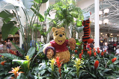 Logo na entrada do Crystal Palace, Ursinho Pooh e seus amigos no jardim