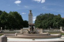 A torre e fonte da Universidade do Texas, no coração do campus